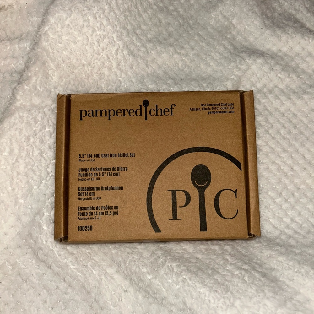 NWT RARE Pampered Chef 5.5” Cast Iron Skillet Set